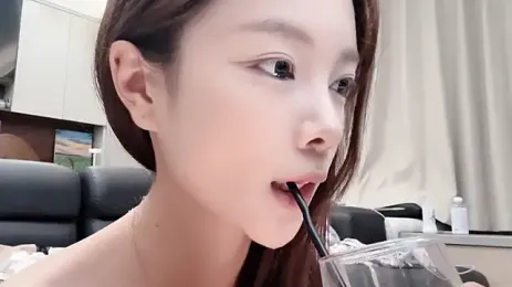 HoneyBurr webcam stripchat model stream image